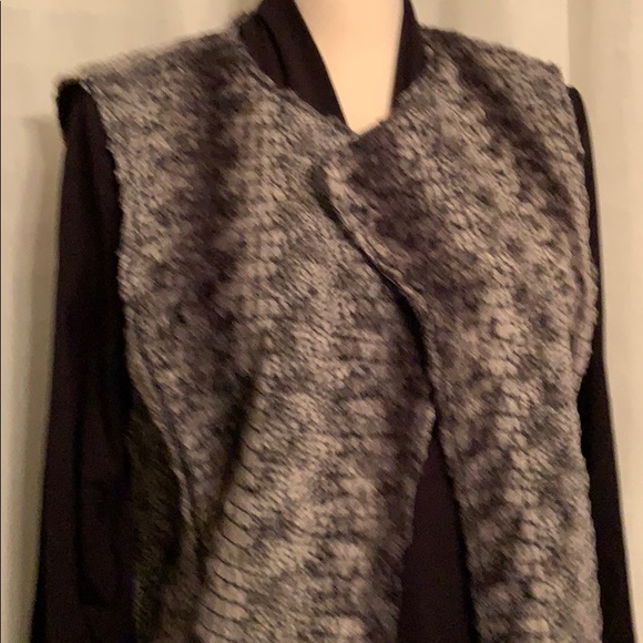 Reversible vest.  Woman’s Black or grey pr… - Picture 1 of 5